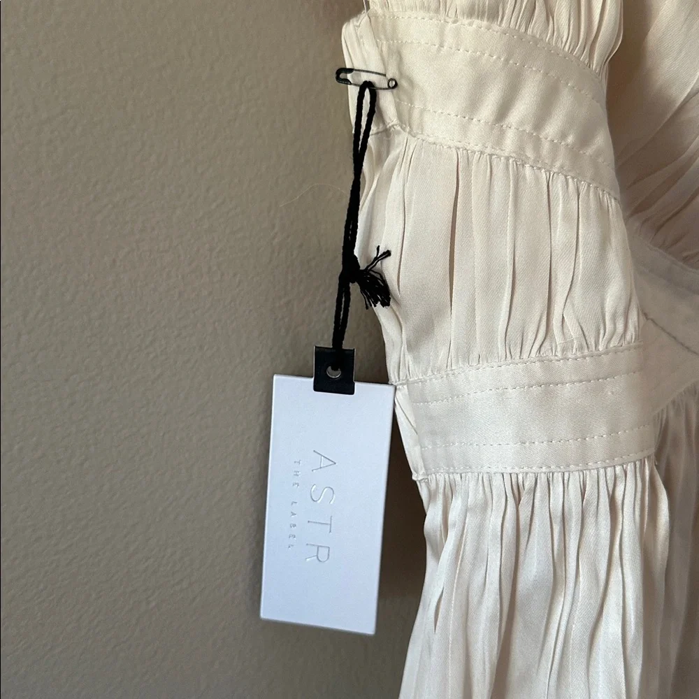 Astr NWT Katie Pleated Tank Top Cream Size Medium - Picture 10 of 13